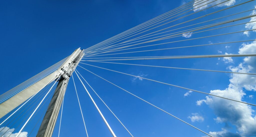 Bridge construction with ropes